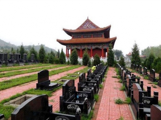 人死后家属守灵时，为什么要点上三根香，而且还不能灭